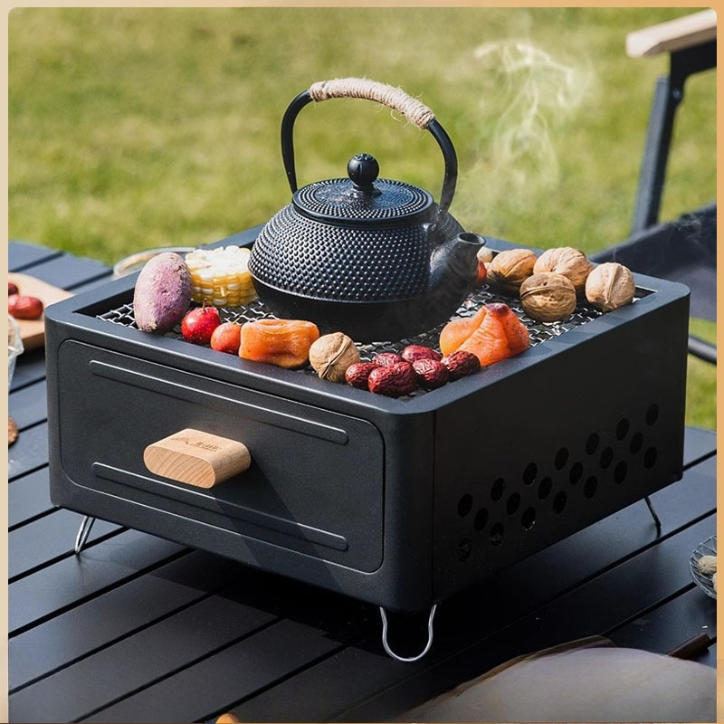 Outdoor Furniture - 持ち運び可能な炭火焼きグリル。正方形の構造で、屋外でのキャンプや家庭での使用、庭でのバーベキューに最適。お手入れも簡単で、お茶を煮るのにも使えます。