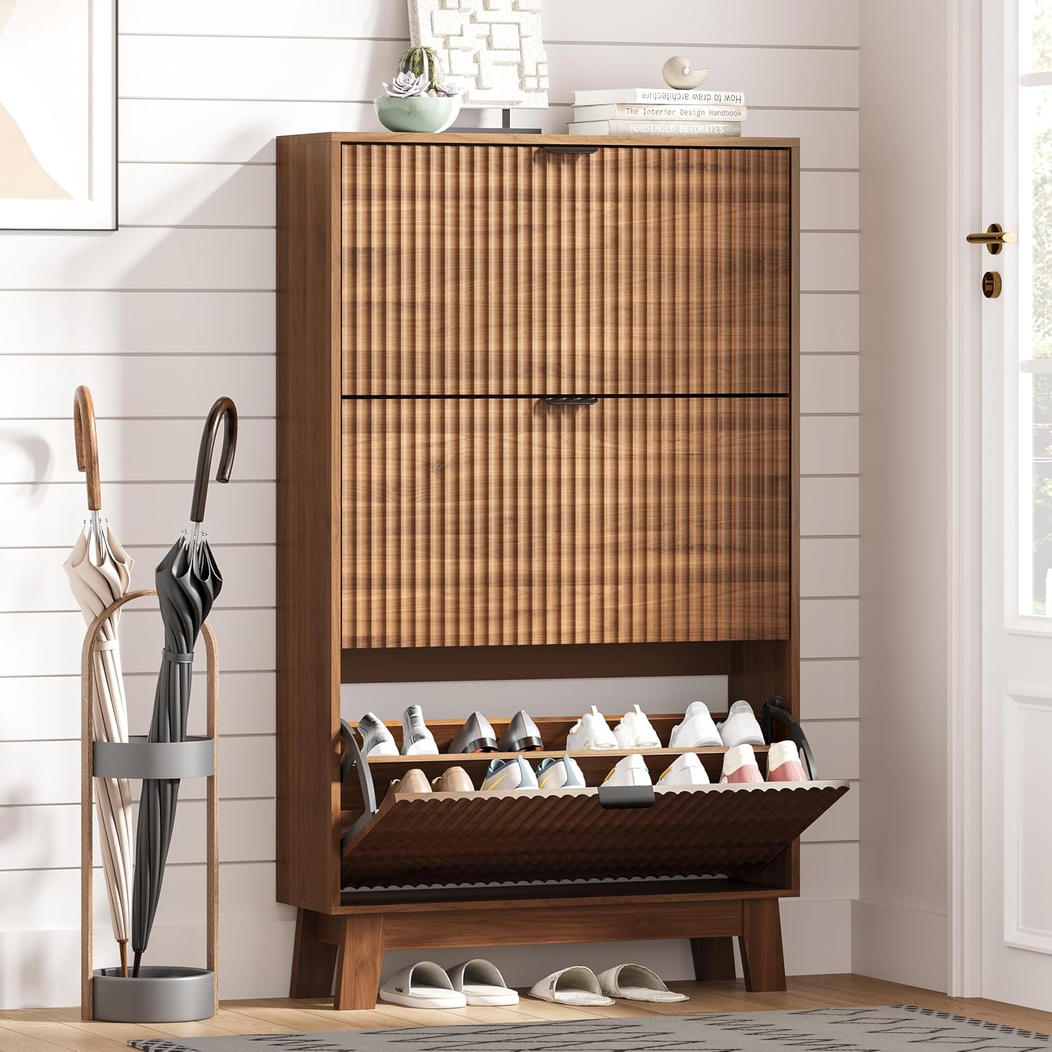 Shoe Rack Cabinet Narrow Entryway - 玄関用シューズキャビネット収納 3つのフリップドロワー付き 細身のシューズオーガナイザー 木製脚付き 自立型 スリムな隠しシューズラック