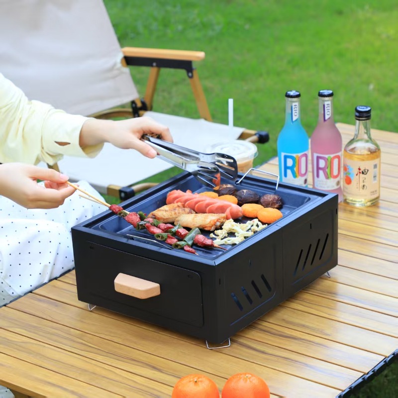 持ち運び可能な炭火焼きグリル。正方形の構造で、屋外でのキャン - Outdoor Furniture のレビューと価格