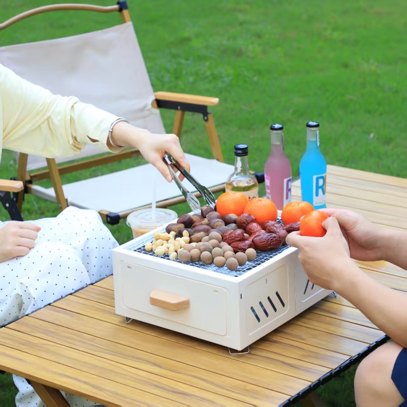 持ち運び可能な炭火焼きグリル。正方形の構造で、屋外でのキャン - Outdoor Furniture のレビューと価格