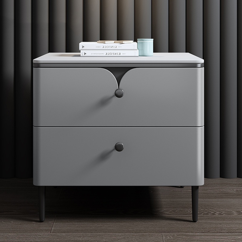 モダンな無垢材ベッドサイドテーブル、焼結石トップとレザートリ - Solid Wood Nightstand 2 Drawers のレビューと価格